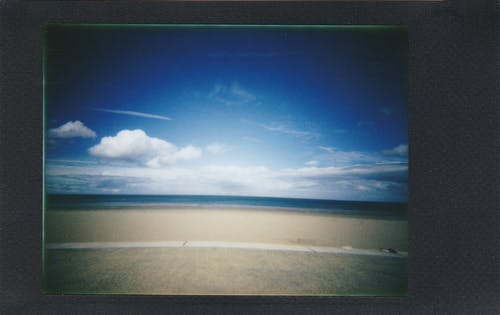 蓝天下的海滩照片 · 免费素材图片
