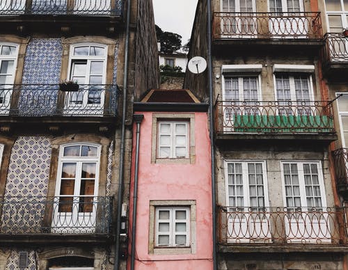 粉色和棕色的混凝土建筑 · 免费素材图片