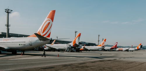 白橙色客机 · 免费素材图片