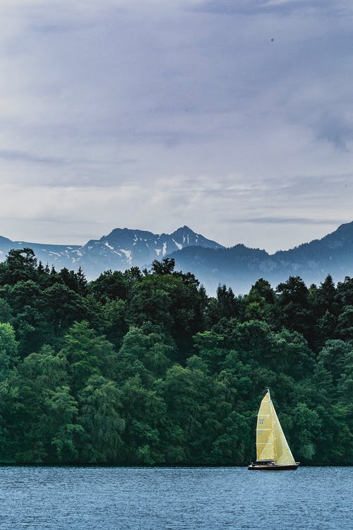 黄色帆船在水面上的照片 · 免费素材图片