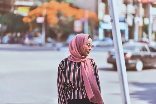 粉红色围巾的女人 · 免费素材图片