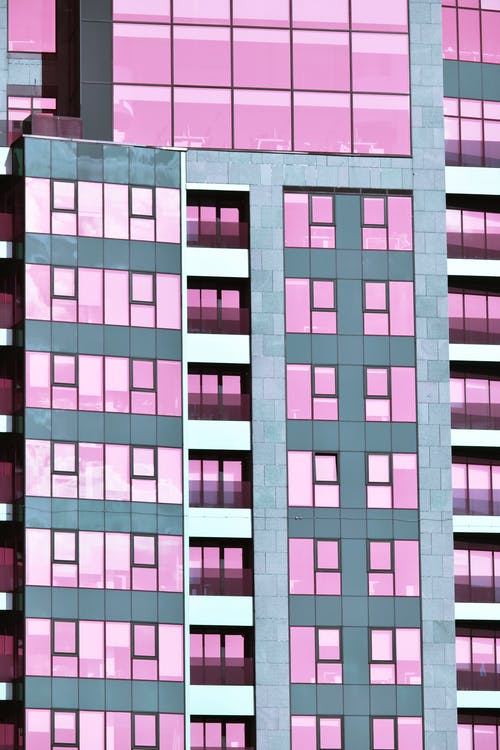 灰色和粉红色玻璃建筑 · 免费素材图片