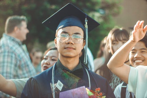 一个穿着学术服装的男人的照片 · 免费素材图片