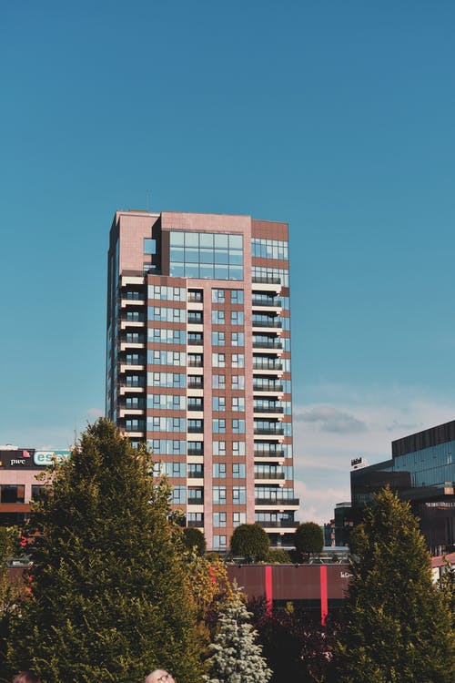 湛蓝的天空下的棕色高层建筑 · 免费素材图片