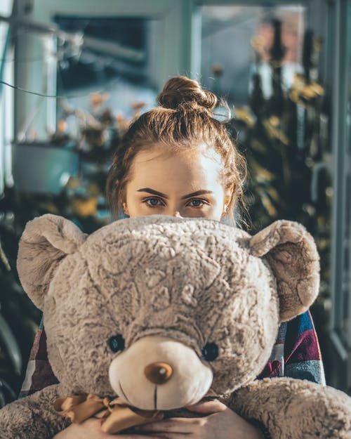 大熊毛绒玩具的女人覆盖面 · 免费素材图片