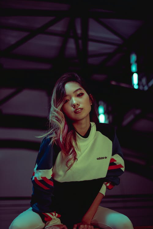 阿迪达斯运动衫摆姿势的女人照片 · 免费素材图片