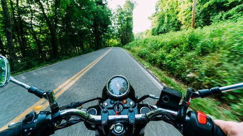 人骑摩托车在路上 · 免费素材图片