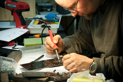 人焊接电路板 · 免费素材图片