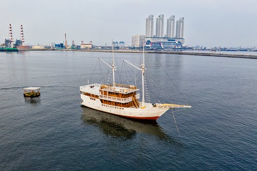 一条白船在水面上的航拍照片 · 免费素材图片