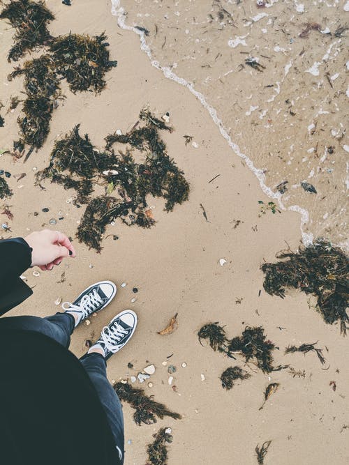 站在水体附近的人的照片 · 免费素材图片