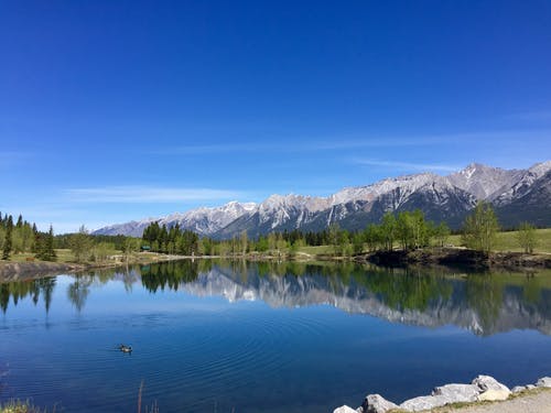 蓝天下的湖照片 · 免费素材图片
