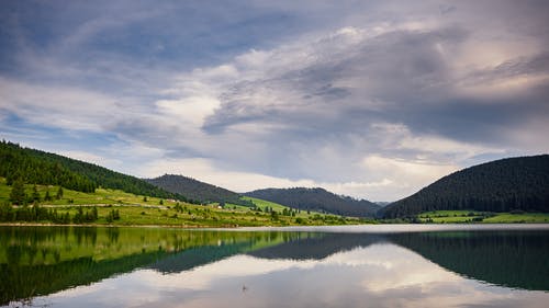 多云的天空下的湖照片 · 免费素材图片