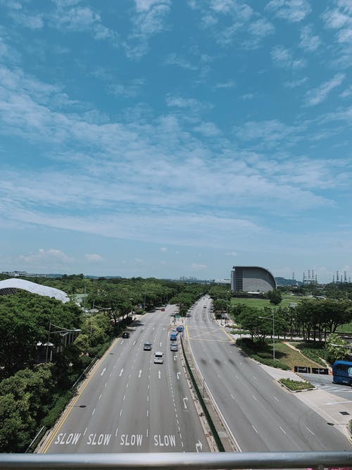 公路上行驶的车辆照片 · 免费素材图片