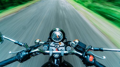 道路上的黑色摩托车 · 免费素材图片