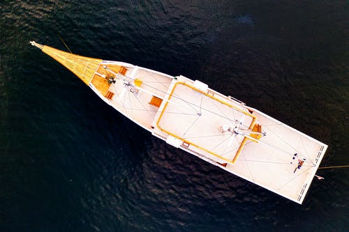 一条船在水体上的鸟瞰图摄影 · 免费素材图片