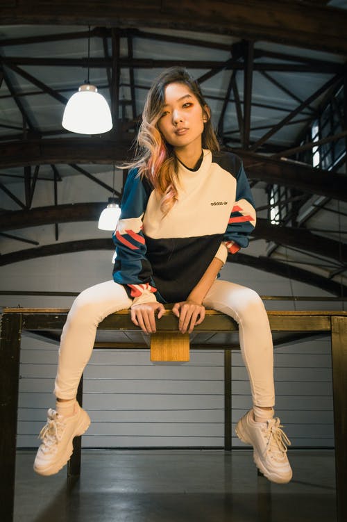 坐在桌子上的人 · 免费素材图片