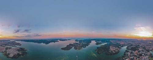 蓝天下水体鸟瞰图摄影 · 免费素材图片