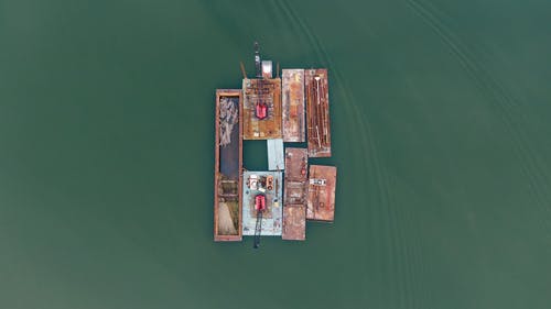 一艘驳船在水面上的鸟瞰图 · 免费素材图片