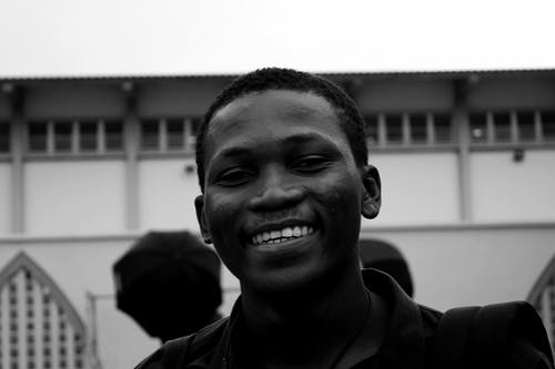 微笑的人的灰度肖像照片 · 免费素材图片