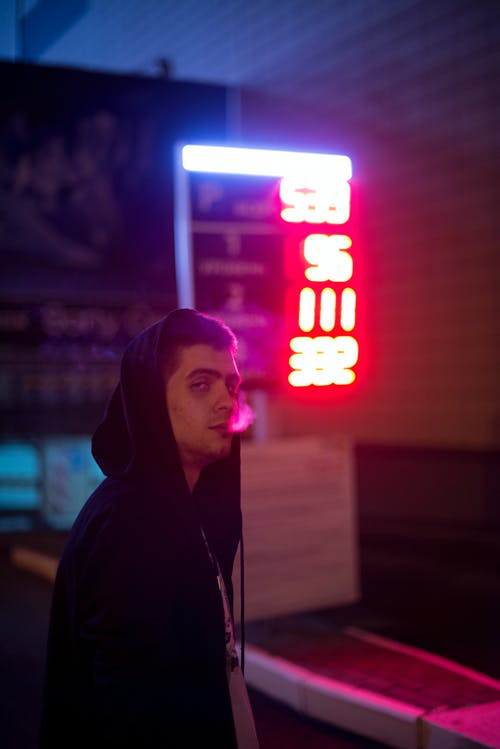 男人穿连帽衫的照片 · 免费素材图片