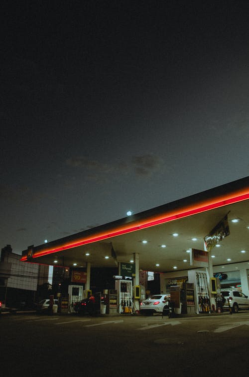 夜间加油站上的白色车 · 免费素材图片