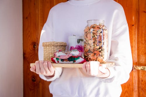 携带棕色托盘的人 · 免费素材图片