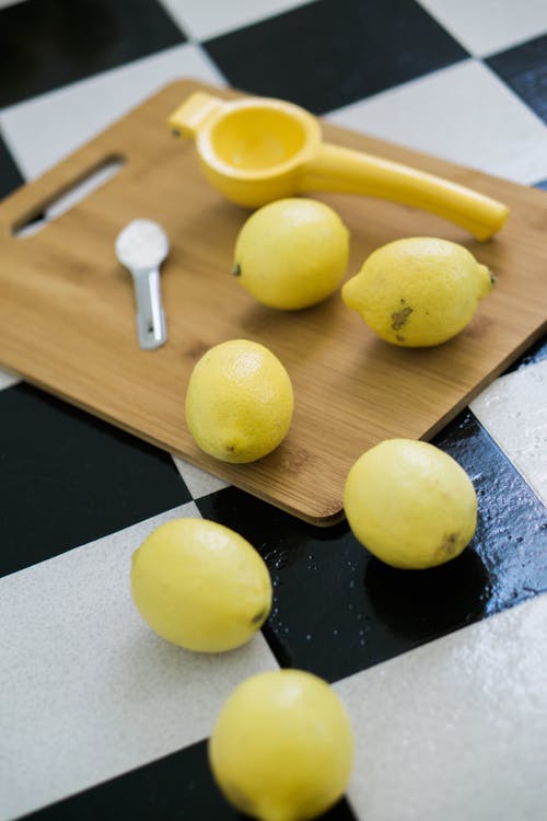 黄色柠檬棕色木菜板上 · 免费素材图片
