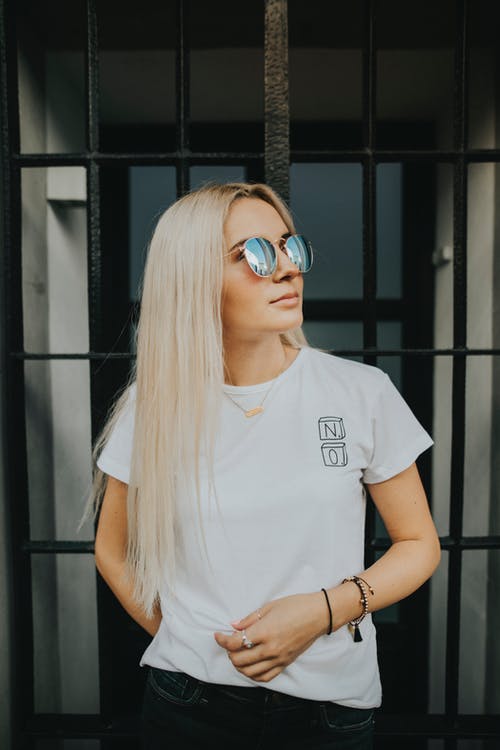 看着她的左边的常设女人的照片 · 免费素材图片