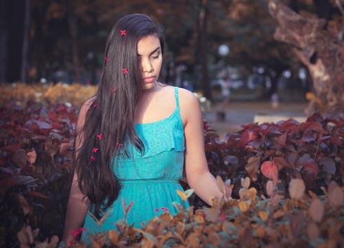 女人站在植物附近的照片 · 免费素材图片