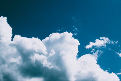 蓝蓝的天空中的云照片 · 免费素材图片