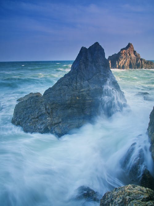 海上的灰色岩层 · 免费素材图片