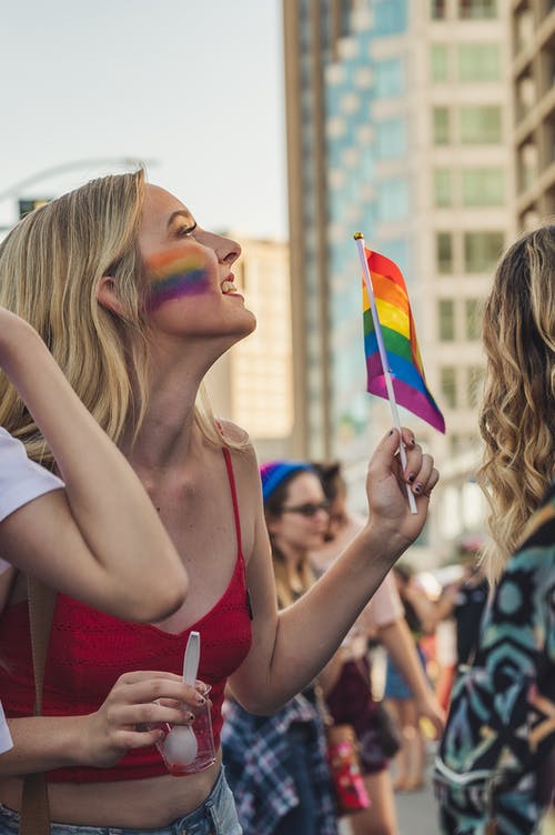 女人抱着彩虹旗的照片 · 免费素材图片