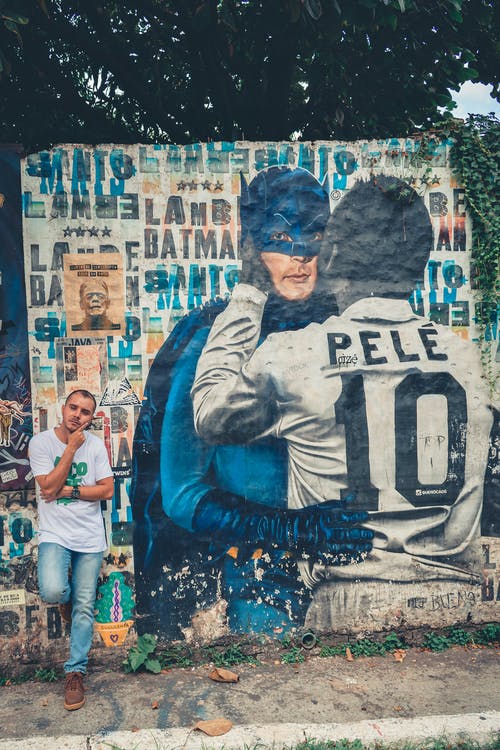 靠在墙上的男人 · 免费素材图片