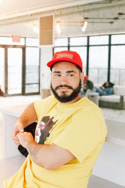 穿着黄色衬衫的男人的照片 · 免费素材图片