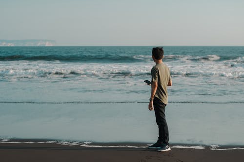 站在海边的人的照片 · 免费素材图片