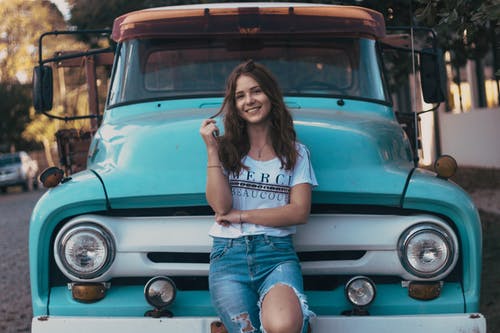 女人靠在车上的照片 · 免费素材图片