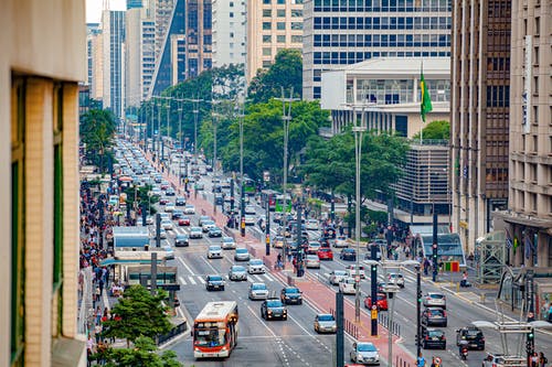 建筑物附近道路上车辆的航拍照片 · 免费素材图片