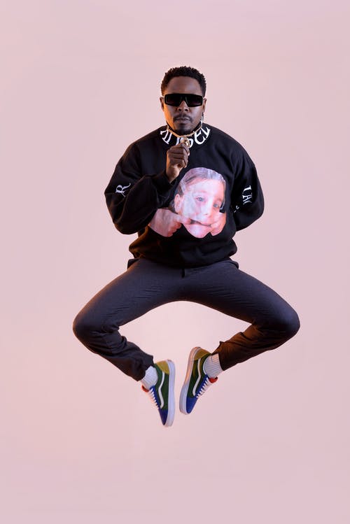 紫色背景上戴墨镜的男子的照片 · 免费素材图片