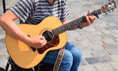 弹吉他的人的照片 · 免费素材图片