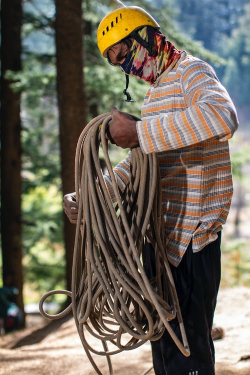 男子抓绳子的照片 · 免费素材图片