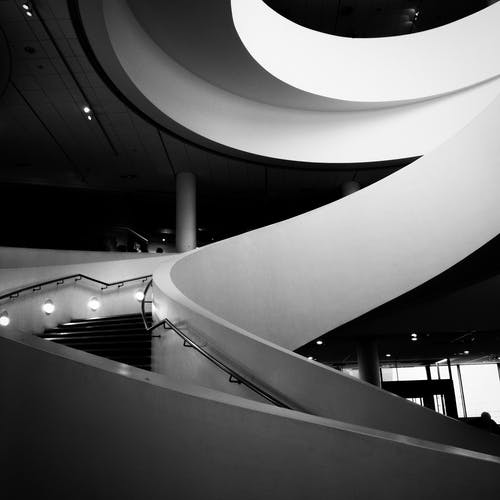 楼梯的单色照片 · 免费素材图片