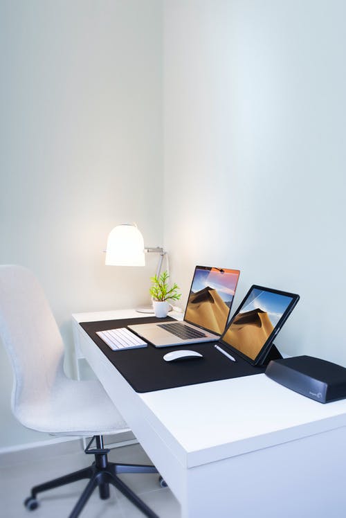 一台笔记本电脑和平板电脑在桌子上的照片 · 免费素材图片