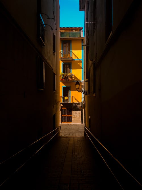 建筑物之间的胡同的照片 · 免费素材图片