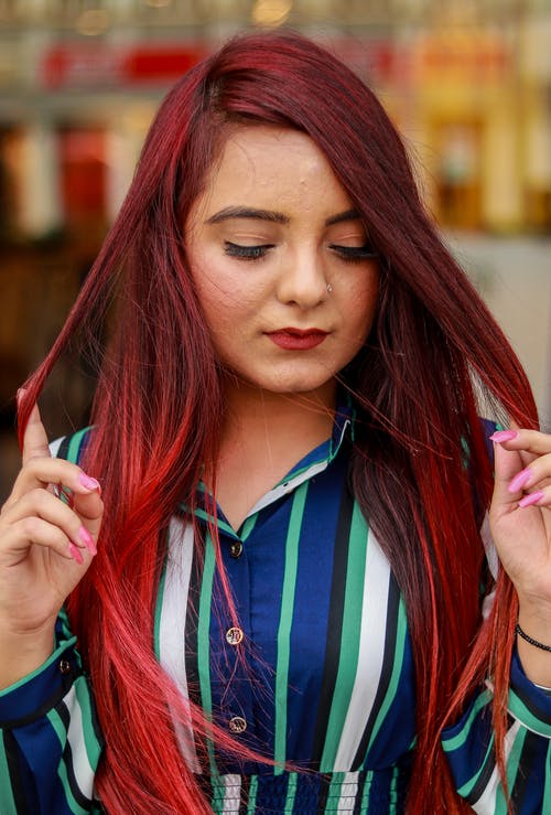 女人抱着她的头发的照片 · 免费素材图片