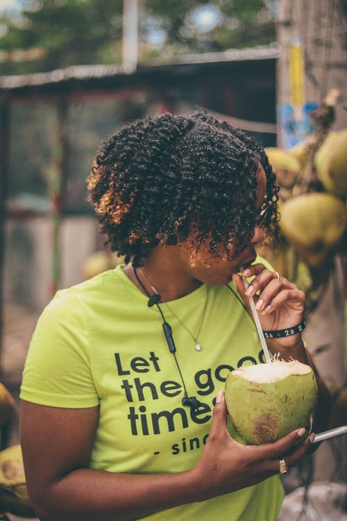 女人用稻草喝椰子水 · 免费素材图片