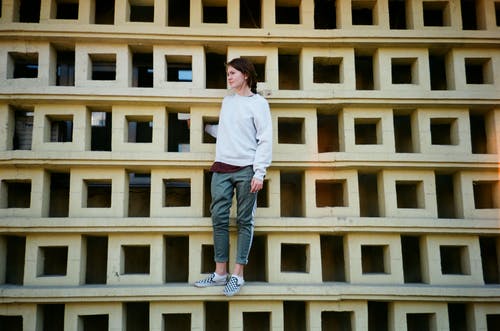 白色长袖上衣和灰色裤子的女人 · 免费素材图片