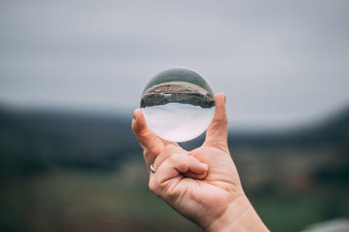 拿着镜头的人的照片 · 免费素材图片