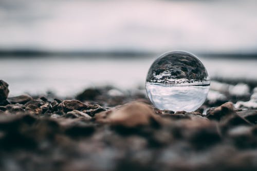 地面上的镜头球的特写照片 · 免费素材图片