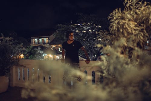 穿黑衬衫的男人的照片 · 免费素材图片