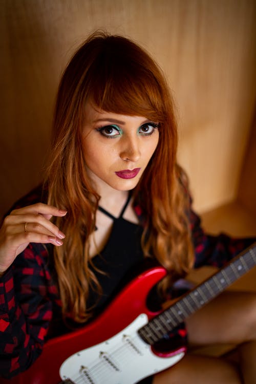 女人抱着电吉他的高角度照片 · 免费素材图片